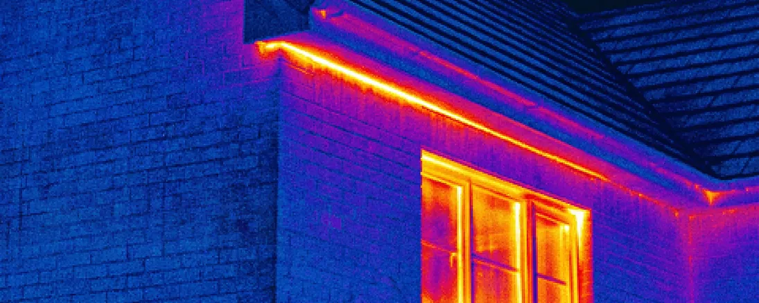 Тепловизионное изображение проверки дома на утечку тепла