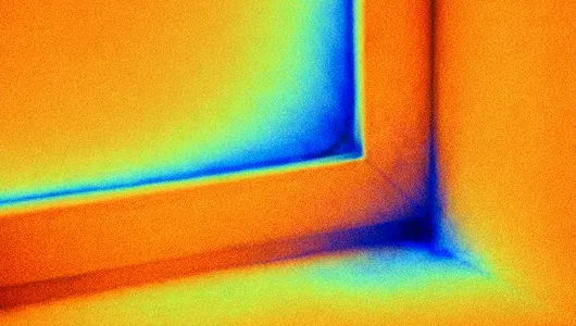 Тепловизионное изображение проверки утечки тепла окон