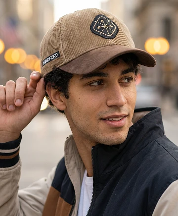 Бейсболка Windford Vintage бежевая фотография в городе